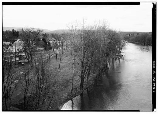 1. OVERALL VIEW OF KISTLER AND JUNIATA RIVER FROM STATE HIGHWAY BRIDGE LOOKING SOUTH. - Town of Kistler, Kistler, Mifflin County, PA