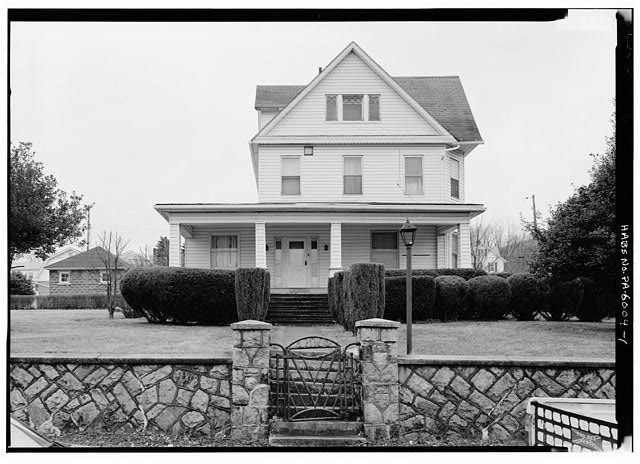 1. VIEW OF FACADE LOOKING SOUTHWEST. - Harbison-Walker Refractories Company, Manager's House, 213 Shirley Street