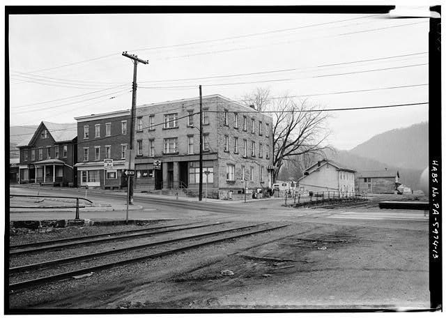 13. VIEW SHOWING CORNER OF JEFFERSON STREET AND PENNSYLVANIA AVENUE LOOKING WEST, SHOWING CONRAIL FREIGHT STATION AT FAR RIGHT, HOTEL IN CENTER AND STORES - Town of Mount Union